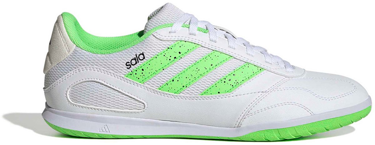 Adidas Super Sala Competition 3 voetbalschoenen in wit met groene accenten, synthetisch bovenwerk en gewatteerde tong.