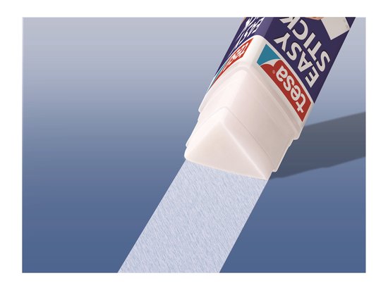 Bâton de colle Tesa Easy Stick avec capuchon bleu et base rouge, appliquant de la colle sur fond bleu.