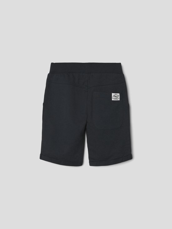 Donkerblauwe shorts met een elastische tailleband en een opgestikte zak achteraan met een label.