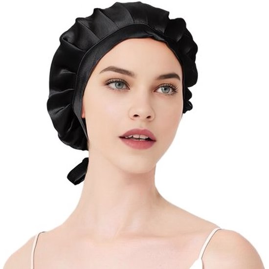 Model met een zwarte zijden slaapmuts, zichtbaar van voren met strik.