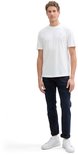 Een man met een witte t-shirt en donkerblauwe jeans.