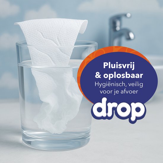 Wit keukenpapier lost op in een glas water. 'Pluisvrij & oplosbaar'.
