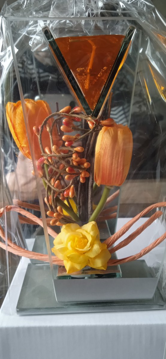 Glasdecoratie met oranje tulpen en gelei lichtje