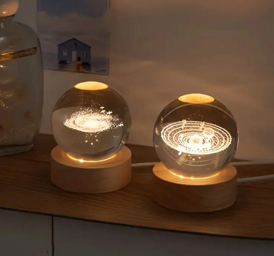 3D-nachtlampje met kristallen bol, 8 cm glazen bol van de Melkweg, 3D-planeetlamp met USB-aansluiting, sterrenhemellamp, nachtlampje met kristallen bol, creatieve nachtscène, astronomie-ledbollamp met houten voet van Acetaken — afbeelding 2