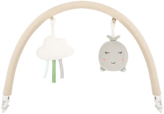Beige speelboog met twee zachte speeltjes: een wolk en een walvis.