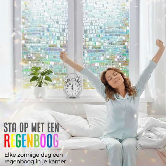 Vrouw in pyjama strekt zich uit op een bed met achtergrond van raamfolie met mozaïek en regenboogeffect.