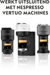 Drie Nespresso Vertuo machines met kopjes koffie, getoond op een witte achtergrond.