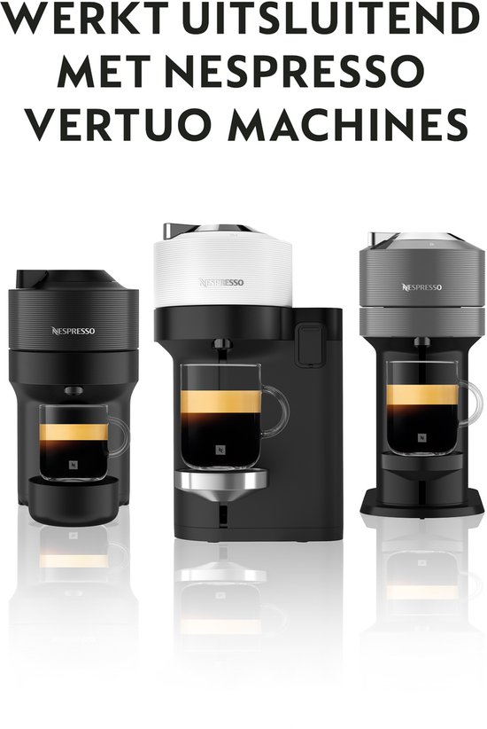 Drie Nespresso Vertuo machines met kopjes koffie, getoond op een witte achtergrond.