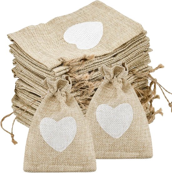 Stapel van 20 beige jute zakjes, elk met een witte hartvormige applicatie en trekkoordsluiting.