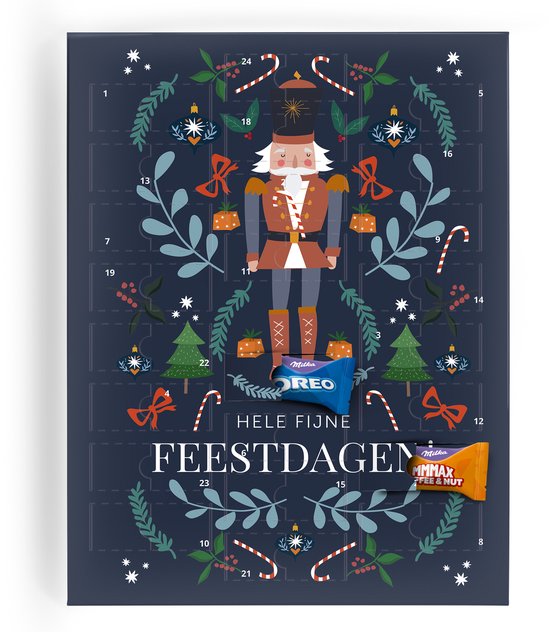 Adventskalender met een notenkrakerfiguur in het midden, versierd met kerstgroen, kerstballen en kerststokken. Milka chocoladerepen liggen onderaan. De tekst 'HELE FIJNE FEESTDAGEN!' staat onderaan.