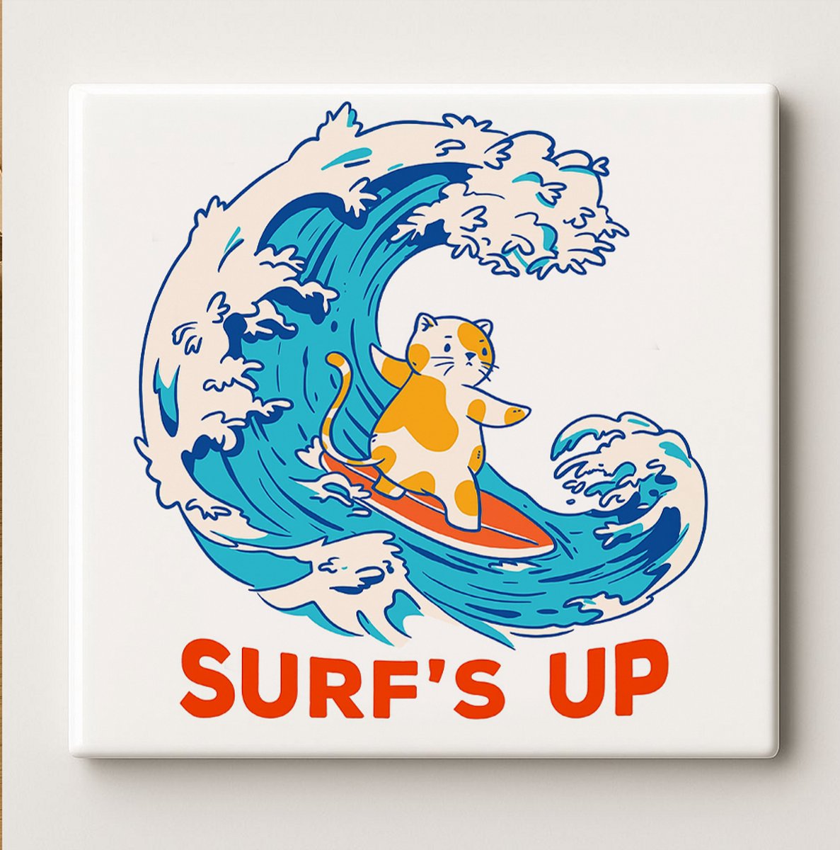 Surf’s Up Grappige Kat Tegel 15x15cm – Leuke Surfen Wanddecoratie, Speelse Stranddecoratie