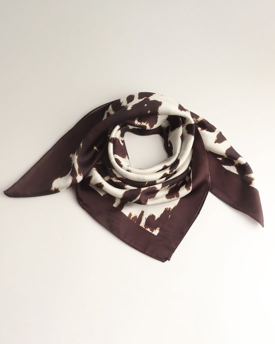 Karin Bandana – Accessories Junkie Amsterdam – 70x70 cm – Dierenprint Koe – Bruin Ecru – Imitatie Satijn