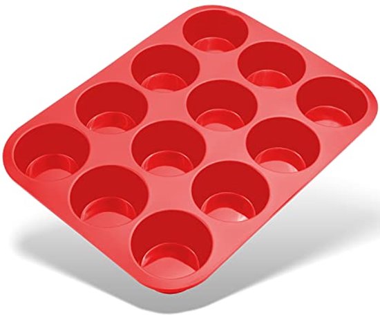 Rode siliconen muffinbakvorm met 12 holtes, vanuit een schaduwrijk hoekje gefotografeerd.