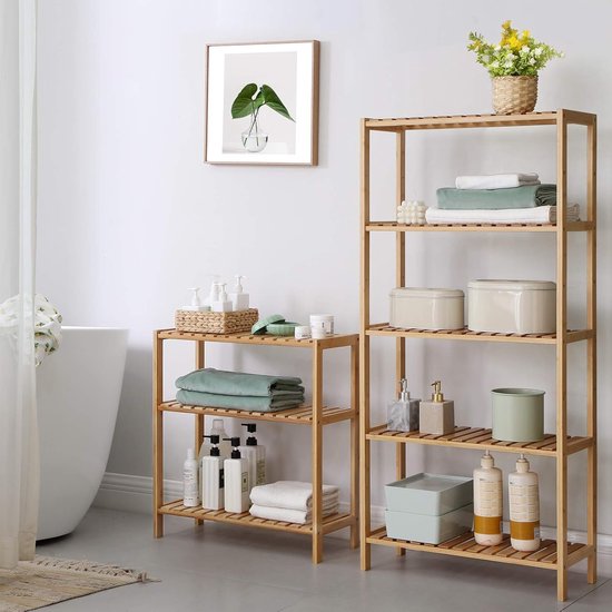 Twee bamboe opbergrekken in een badkamer. Links een rek van 3 planken en rechts een rek van 5 planken, gevuld met handdoeken en toiletartikelen.