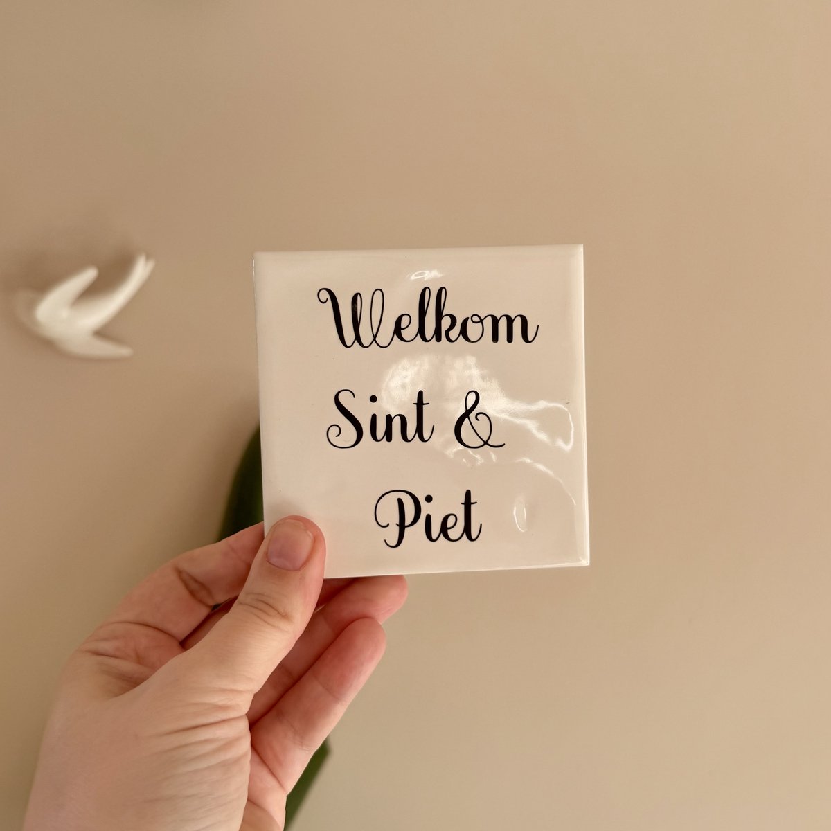 Wij&Blij -Tegeltje - welkom sint en piet - beige - spreuktegeltje - december - sinterklaas - interieur - decoratie - verjaardag - afscheid - bedankje - kleinigheidje - wandtegeltje