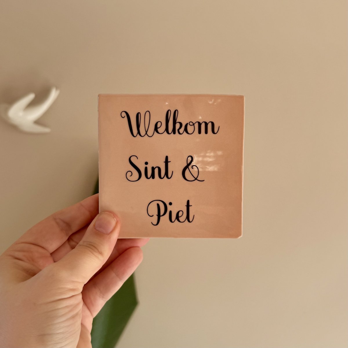 Wij&Blij -Tegeltje - welkom sint en piet - roze - spreuktegeltje - sinterklaas - cadeau - decoratie - interieur - verjaardag- afscheid - bedankje - december
