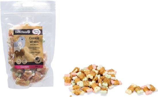 Een zakje Beeztees Cookie Wraps met Kip, 200 gram, met een hoopje koekjes ernaast.