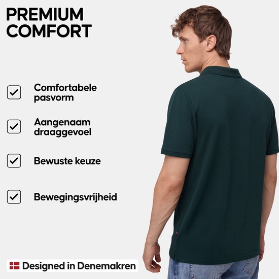 Man met donkergroen poloshirt, gezien vanaf de achterkant. "Designed in Denemakren" met Deense vlag.