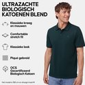 Man met donkergroen poloshirt met klassieke kraag, korte mouwen en een geborduurd logo. Gemaakt van biologisch katoen.