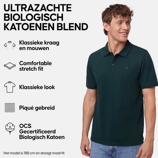Man met donkergroen poloshirt met klassieke kraag, korte mouwen en een geborduurd logo. Gemaakt van biologisch katoen.