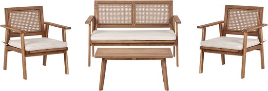 Ensemble de salon en bois d'acacia avec deux fauteuils, un banc et une table basse. Coussins beiges.