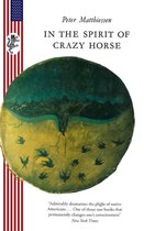 Boekomslag van "In the Spirit of Crazy Horse" met een ronde, schilderkunstige afbeelding van een landschap met vogels en een Amerikaanse vlag.