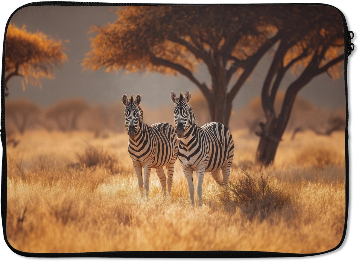 Laptophoes 13 inch - Zebra's - Savannelandschap - Gras - Laptop sleeve - Binnenmaat 32x22,5 cm - Zwarte achterkant