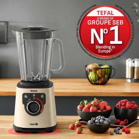 Gouden Tefal blender met glazen kan, naast kommen met vers fruit. "N°1 Blending in Europe".
