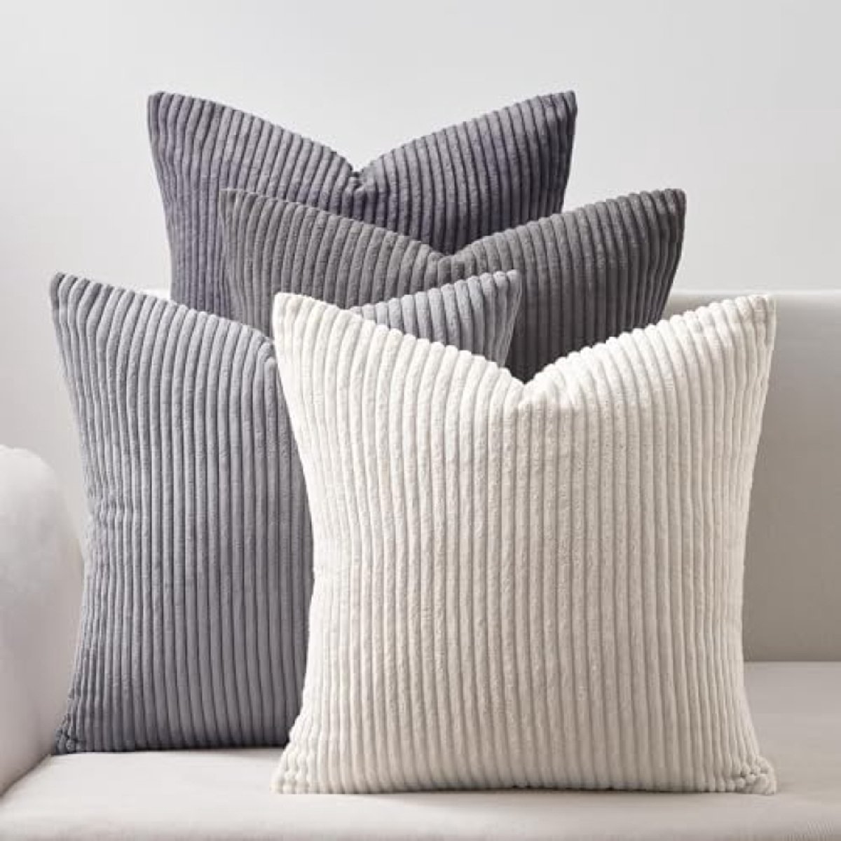 PromoHome Kussenhoezen 40×40 – set van 4 fluwelen kussenhoezen in– hoesjes voor bank, slaapkamer, woonkamer of balkon – pluizig kleurverloop en gestreept design "Beig grijs siere"