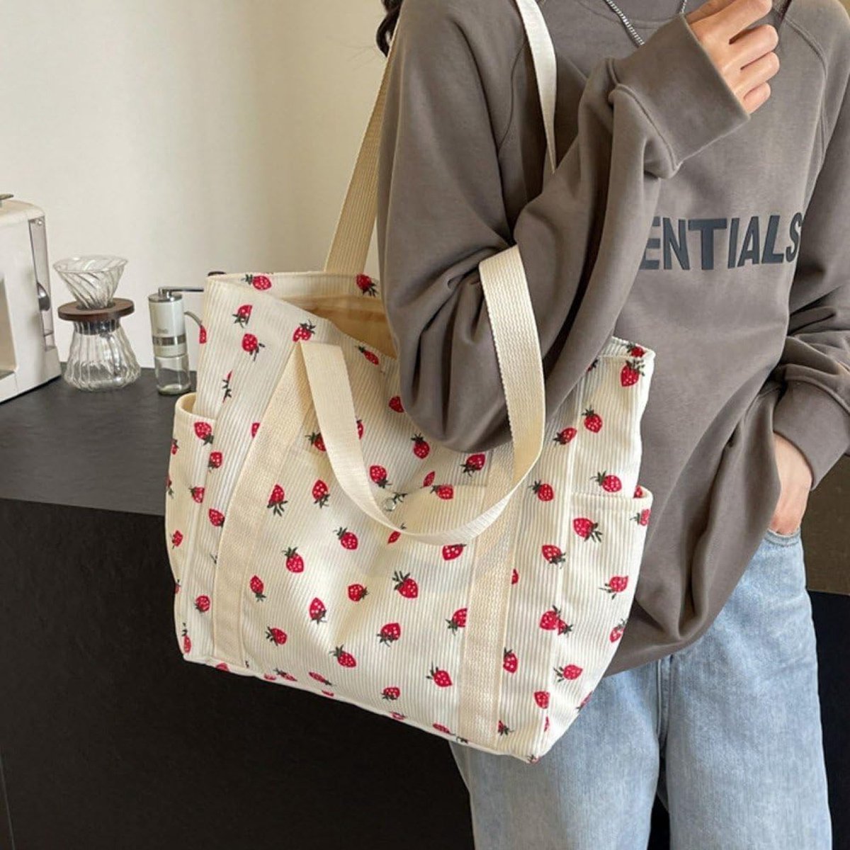 QTTVBTNA - 1 stuk Opvouwbare Schoudertas Aardbeien Print - Schouder Tas - Boodschappentassen - Cord Tassen voor Dames - Tas - Lichtgewicht & Ruime Opbergtas voor Werk,Strand en Boodschappen - Mode Accessoire voor Vrouwen en Meisjes - 39x33x9 cm - Wit — cadeau in Mode & Accessoires - foto 4
