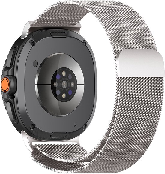 Achterkant van een smartwatch met zilverkleurig Milanees bandje, magnetische sluiting.