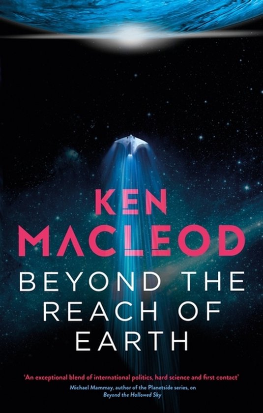 Boekcover van "Beyond the Reach of Earth" door Ken MacLeod, met een ruimteschip in een lichtstraal tegen een sterrenhemel.