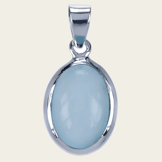 Zilveren kettinghanger met een gladde, ovale aqua chalcedoon edelsteen.