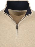 Beige trui met ritssluiting en donkerblauwe kraag.