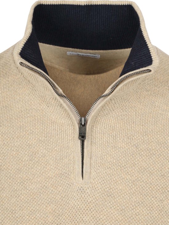 Beige trui met ritssluiting en donkerblauwe kraag.