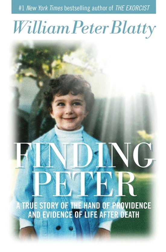 Couverture du livre : William Peter Blatty, 'Finding Peter'. Un jeune garçon aux cheveux foncés, portant une veste bleu clair et un col roulé blanc, sourit.