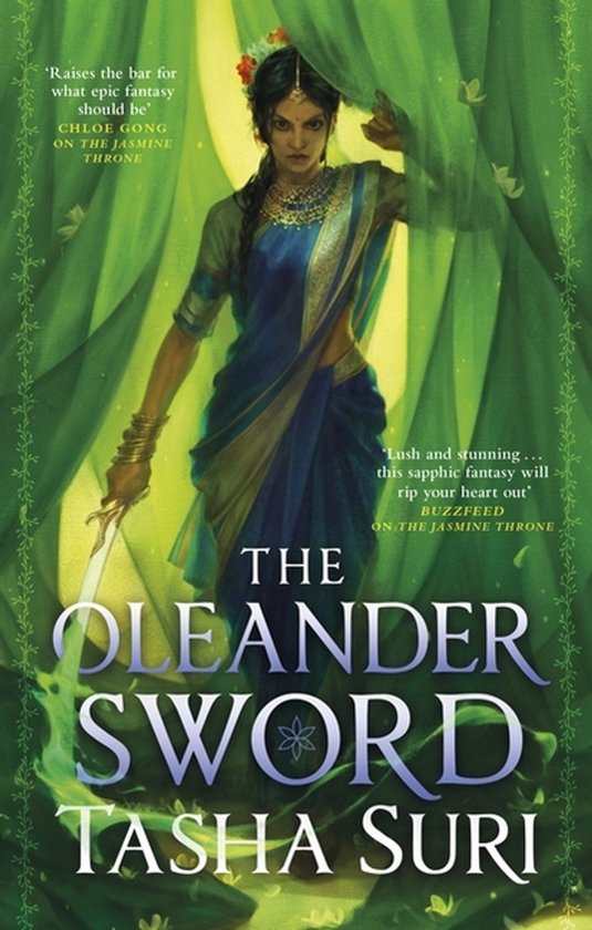 Boekomslag van 'The Oleander Sword' door Tasha Suri. Een vrouw in een blauwe sari met gouden sieraden houdt een zwaard vast.