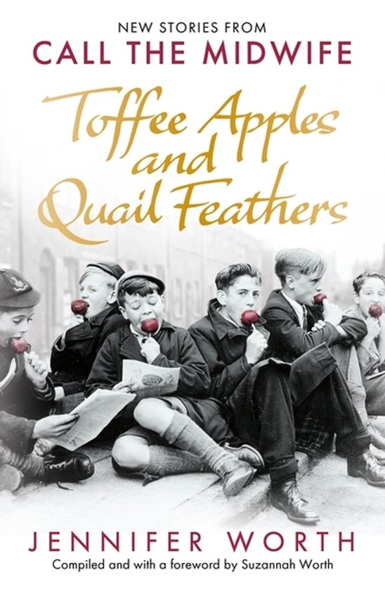 Boekcover: 'Toffee Apples and Quail Feathers', nieuwe verhalen van Call the Midwife. Jongens in kledij uit de jaren '50 eten toffees met appel.