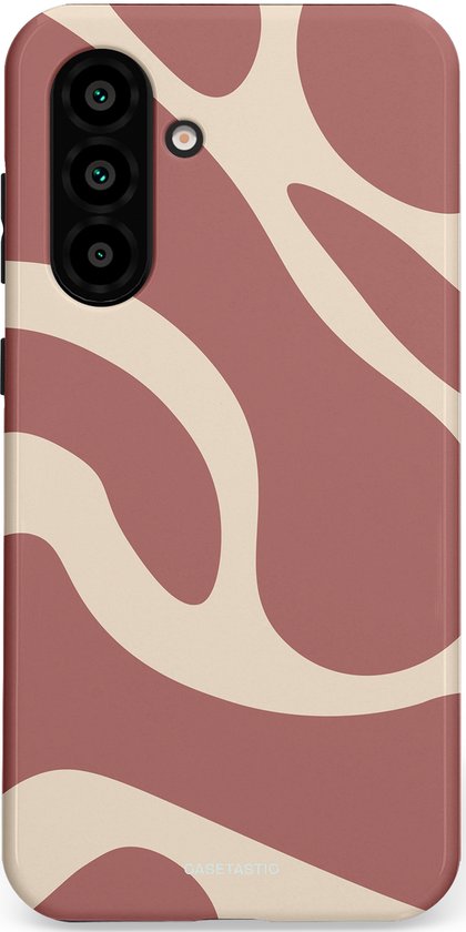 Terracotta en beige hoes met een abstract golvend patroon. De achterkant toont een camera-uitsparing.