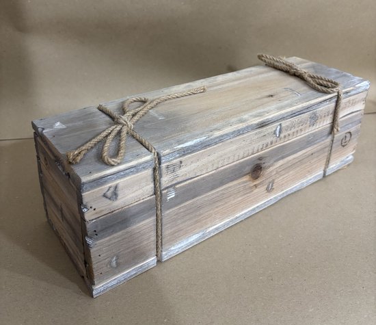 Gesloten houten kistje met touw, verweerd hout en touw omwonden.