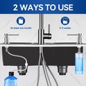 Deux façons d'utiliser le distributeur de savon, avec un liquide bleu. L'un est 'At least one month', l'autre '2-3 weeks'.