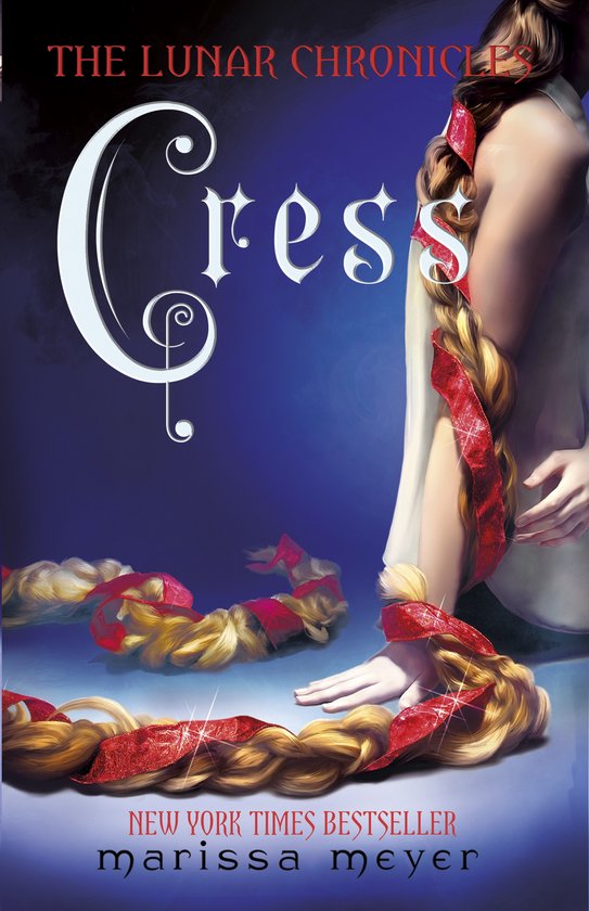 Boekomslag van 'Cress' uit 'The Lunar Chronicles', met lange blonde vlechten met rode linten.