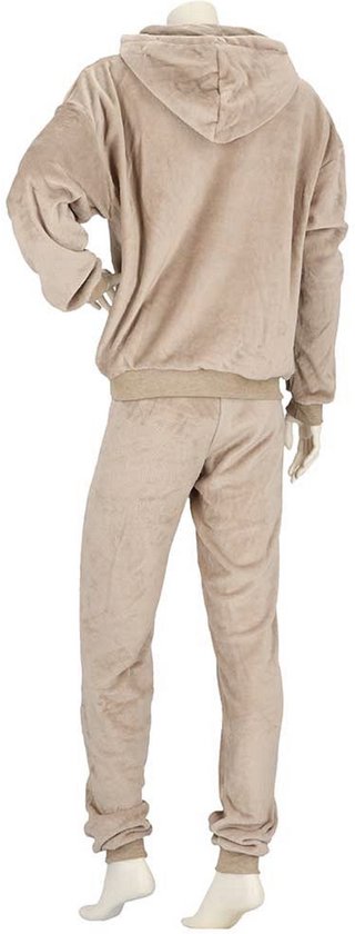 Model van achteren gezien in lichtbruin fleece trainingspak met capuchon.