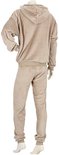 Model van achteren gezien in lichtbruin fleece trainingspak met capuchon.