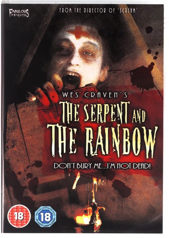 De voorkant van de dvd van Wes Cravens 'The Serpent and the Rainbow' toont een angstaanjagend gezicht met rode vlekken en de tekst 'Don't bury me... I'm not dead!'