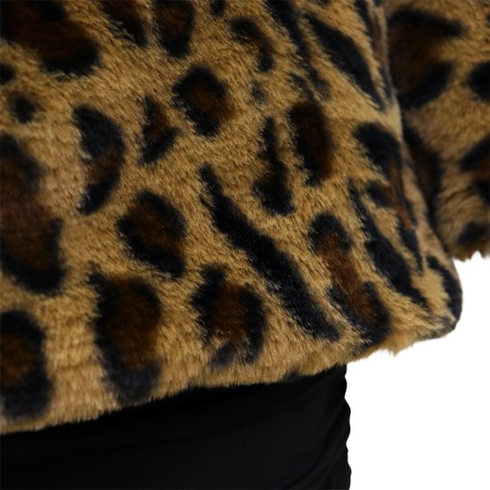 Close-up van een bruine nepbontjas met luipaardprint.