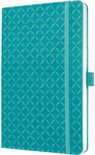 Blauwgroen notitieboek met geometrisch reliëfpatroon, elastische band en bladwijzer.