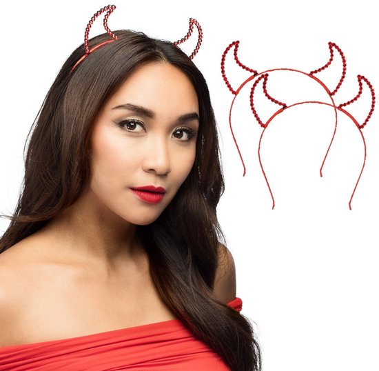 Vrouw met rood diadeem met glitter hoorntjes.