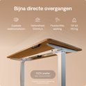 Detail van massief eiken bureau met witte poten en een stille dubbele elektromotor.