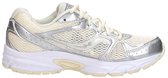 Crèmekleurige Saucony sneaker met zilveren details, gefotografeerd vanaf de zijkant.